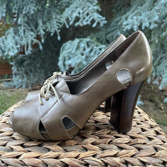 A.N.A. New Approach Camel Tan Color Open Peep Toe Lace Front Pumps Size 7.5 - Picture 4 of 9